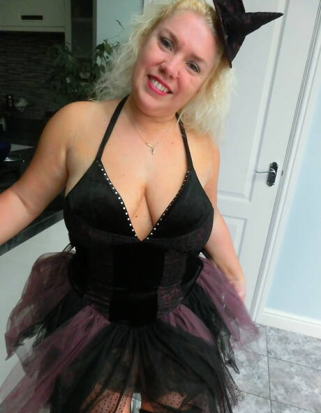 TAC Amateurs invites you to browse their free pictures with Barby in toying her pussy